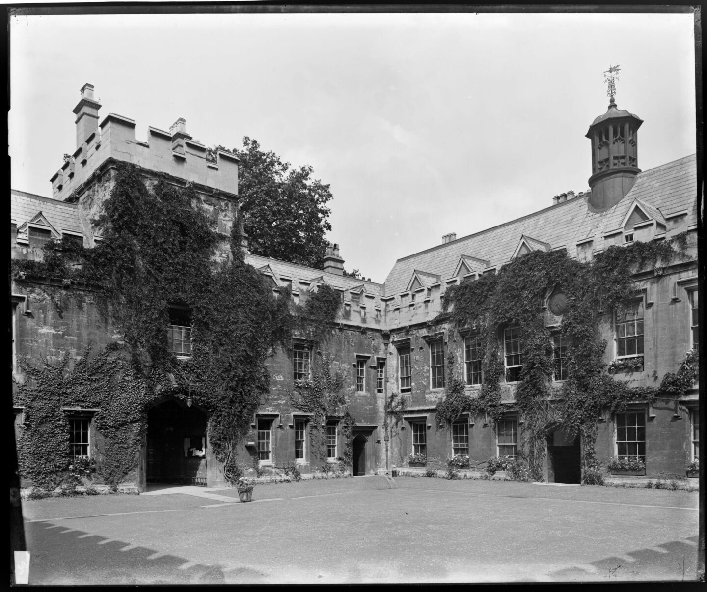 Old greyscale photograph of Lincoln College Front Quad