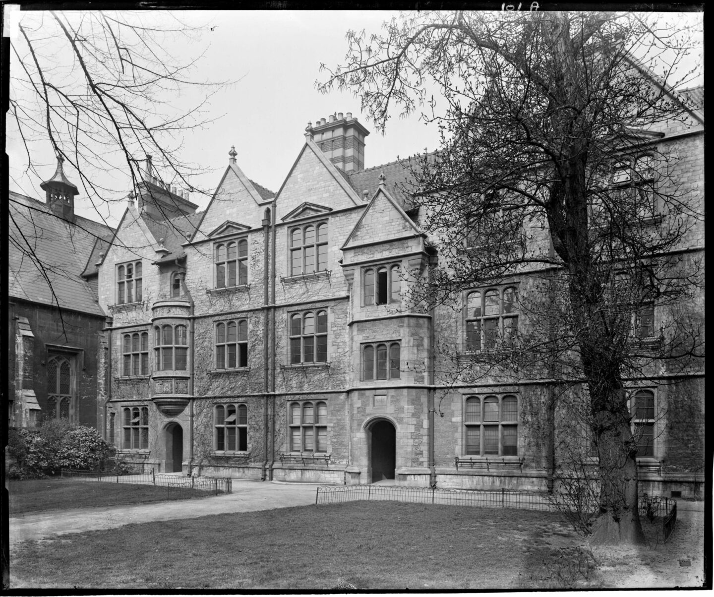 Old greyscale image of Grove Quad in Lincoln College